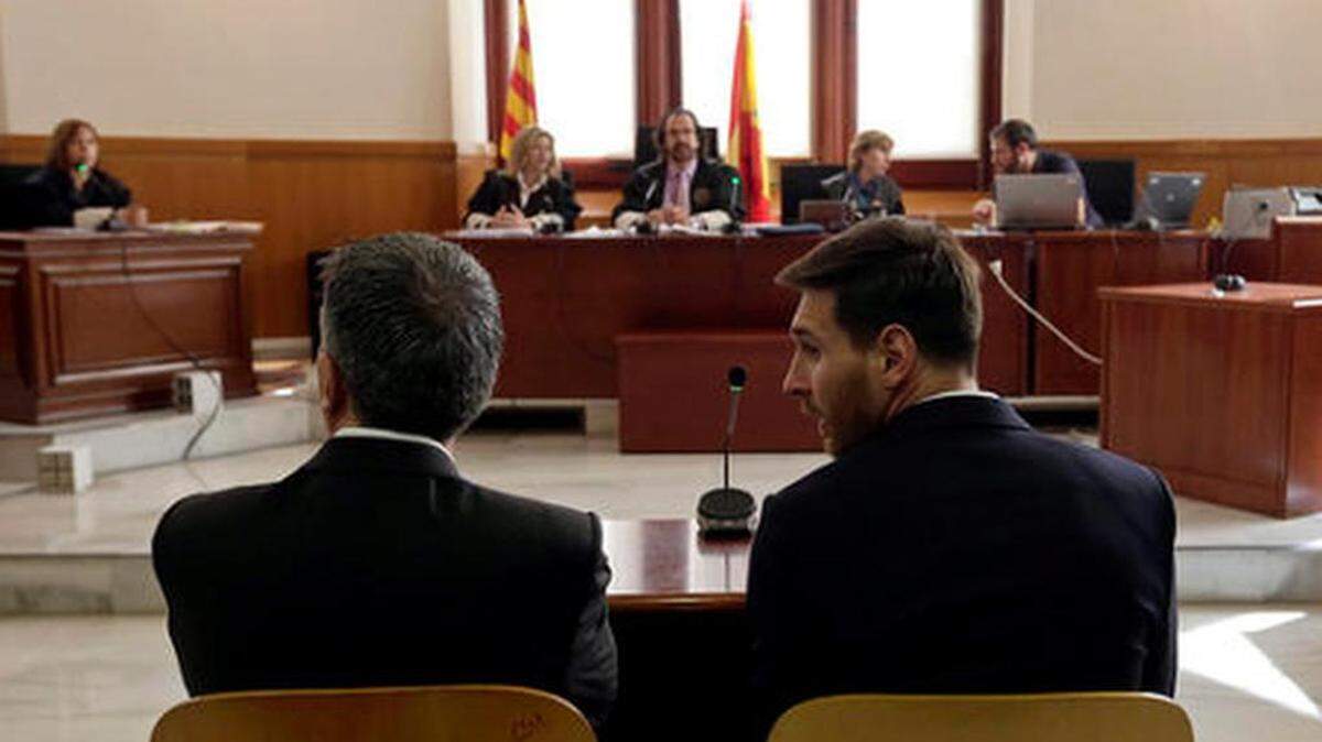 Lionel Messi y su padre, Jorge Horacio Messi durante el juicio en un tribunal en Barcelona, España, el jueves 2 de junio de 2016.