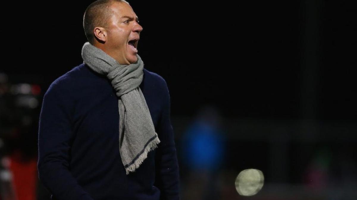 El entrenador Giovanni Savarese, del Cosmos, grita en la final contra el Indy Eleven, por el título de la NASL, el 13 de noviembre del 2016 en Nueva York.