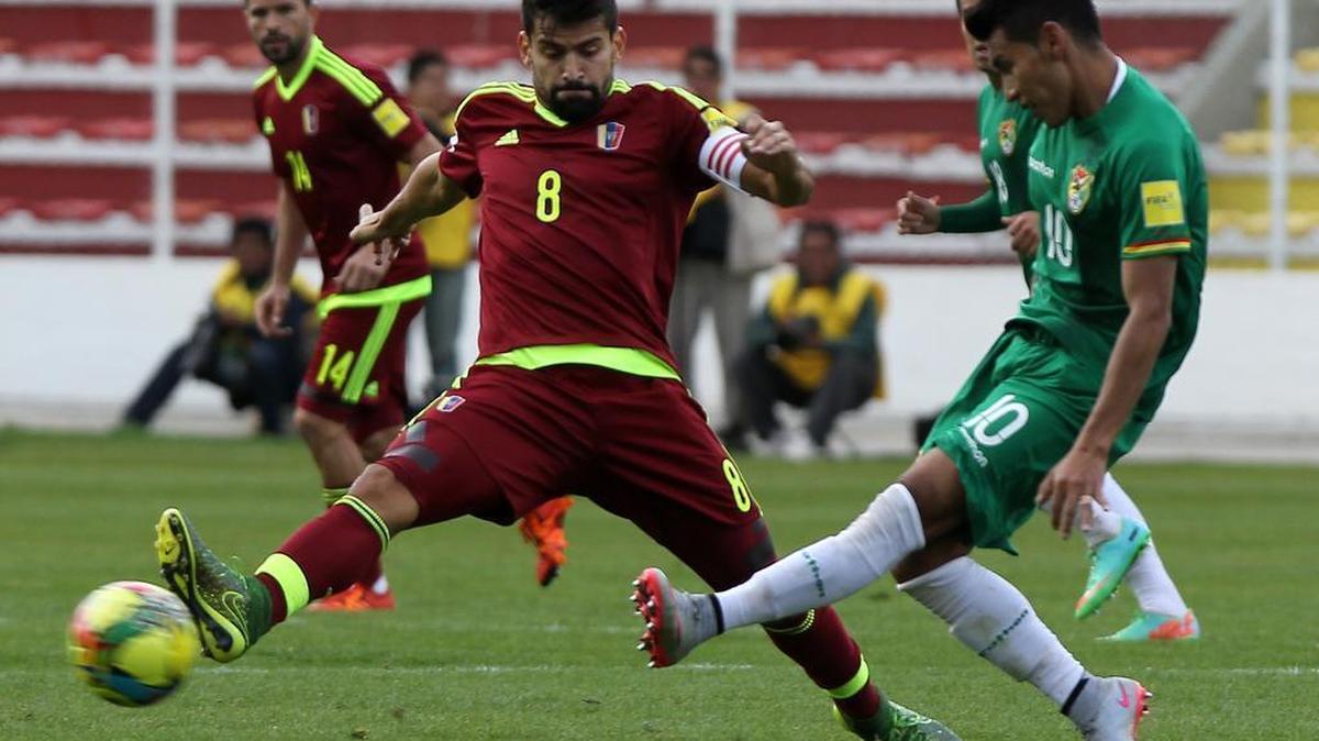 El jugador Rudy Cardozo (d) de la selección boliviana de fútbol disputa el balón con Tomás Rincón (c) de Venezuela el jueves 12 de noviembre de 2015, durante un partido entre Venezuela y Bolivia por las eliminatorias sudamericanas del Mundial de Rusia 2018.