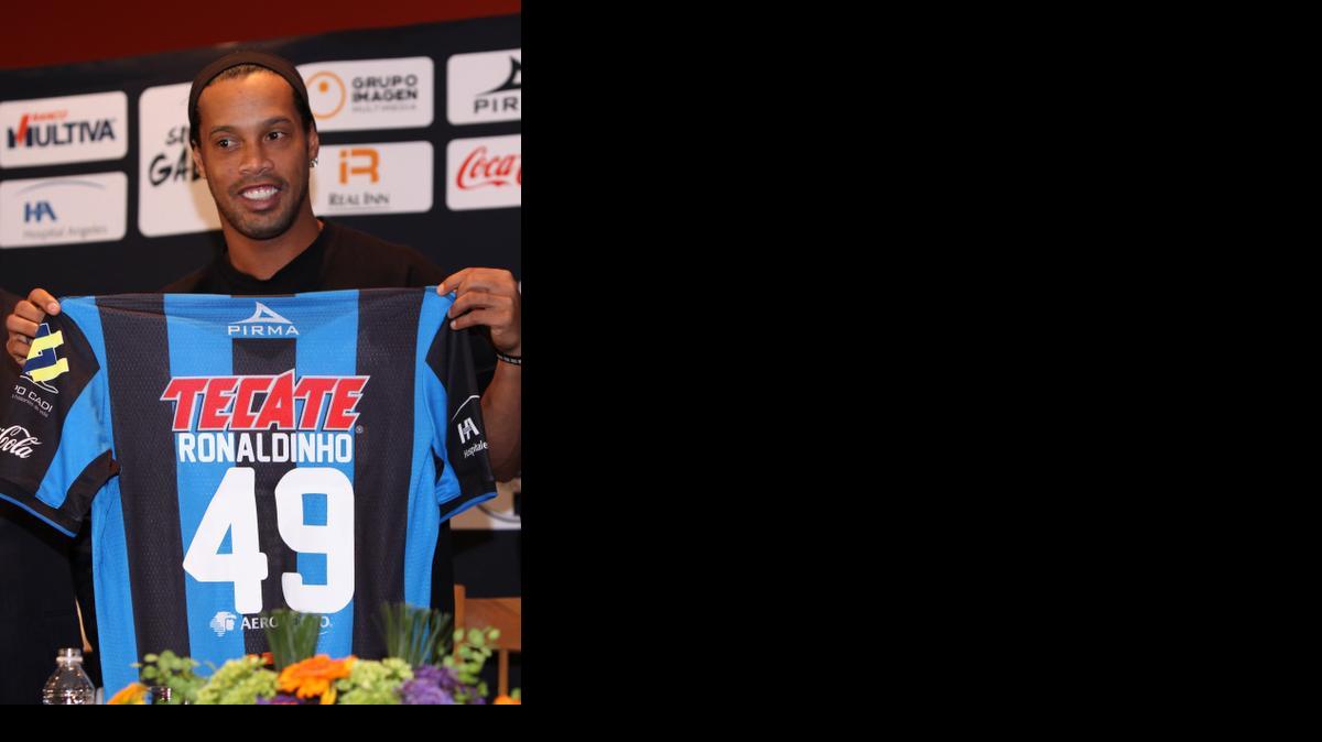
Ronaldinho con la divisa del Querétaro, el viernes.
