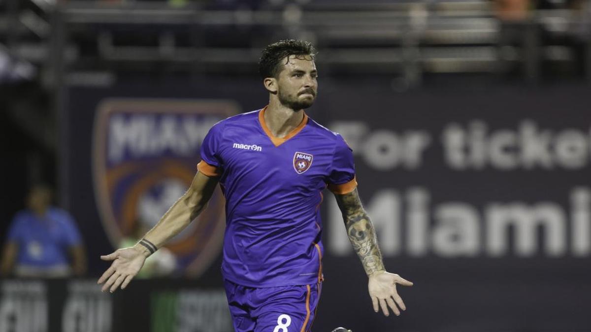 Vincenzo Rennella (8), del Miami FC, celebra su gol contra el Puerto Rico FC, la noche del sábado 27 de mayo del 2017 en el Riccardo Silva Stadium en Miami, por el Torneo Primavera de la North American Soccer League.