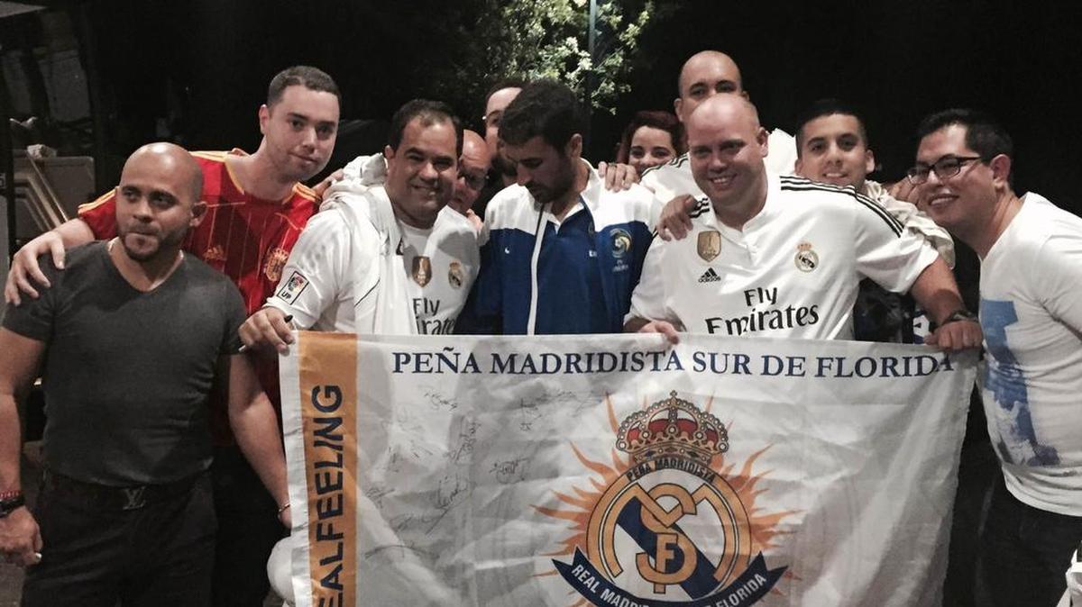 
Raúl con los integrantes de la Peña Madridista del Sur de la Florida, el sábado en Fort Lauderdale.

