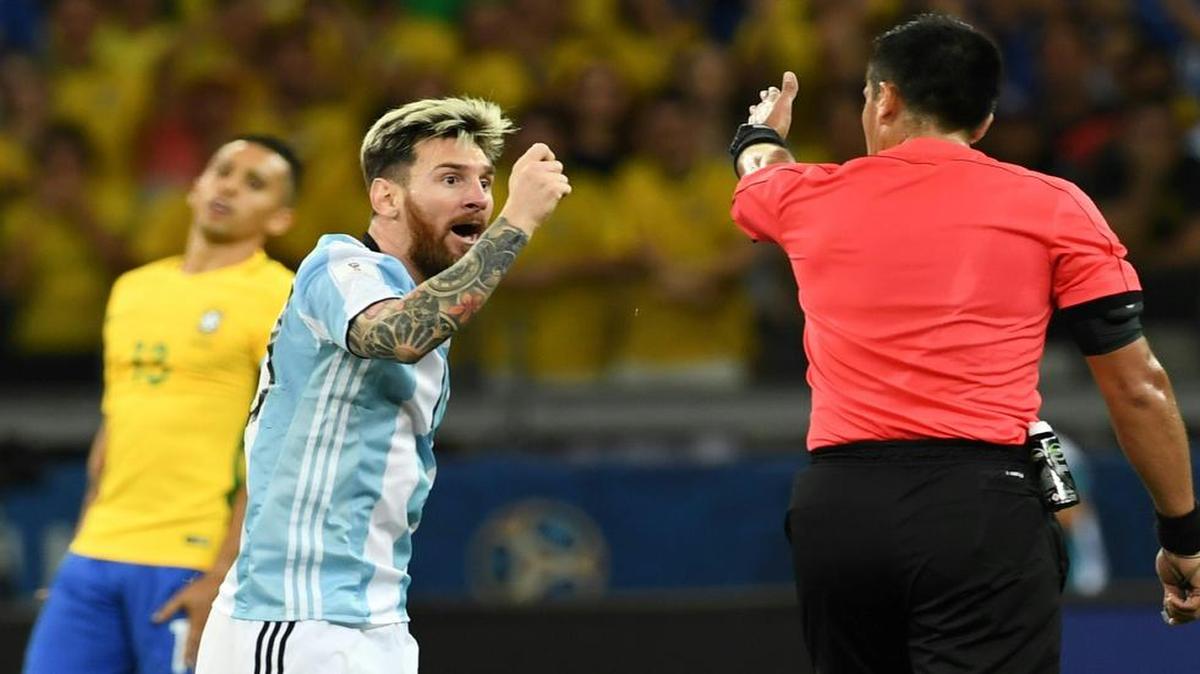 El argentino Lionel Messi discute con el árbitro chileno Julio Bascunan durante el partido contra Brasil en Belo Horizonte, Brasil, el 10 de noviembre de 2016.