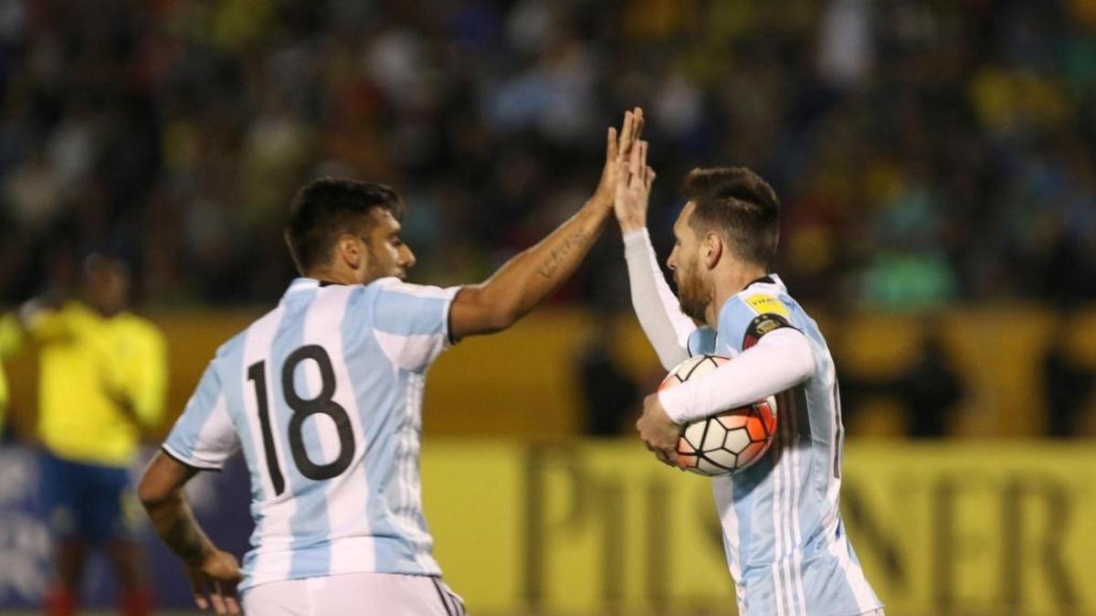 Lionel Mess (der.) celebra con su compañero Eduardo Salvio luego de anotar un gol por Argentina ante Ecuador, durante un partido correspondiente a la última fecha de las eliminatorias de la Conmebol al Mundial de Rusia, el 10 de octubre del  2018 en Quito.