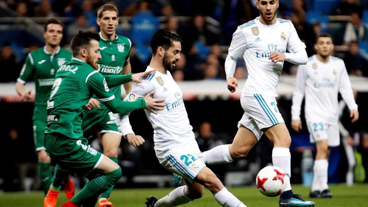 Isco Alarcón (c), del Real Madrid, junto a Marco Asencio (der.), pelea un balón con Roberto Román (izq.), del Leganés, en el partido de vuelta de cuartos de la Copa del Rey este miércoles en el Santiago Bernabéu.