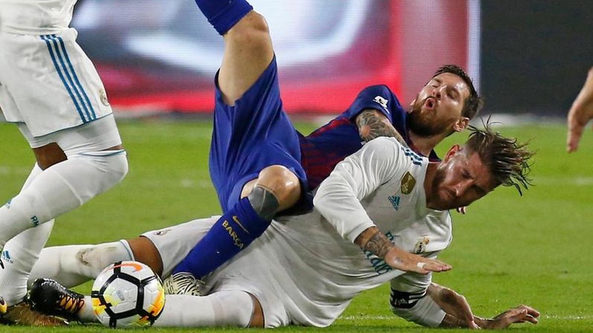El delantero del Barcelona Lionel Messi cae sobre el zaguero del Real Madrid Sergio Ramos en el ''El Clásico Miami'' el 29 de julio en el Hard Rock Stadium.
