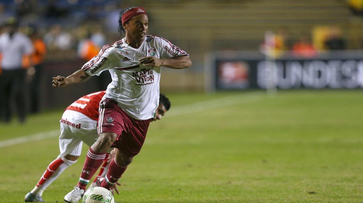 Ronaldinho conduce la pelota por el Fluminense FC en un partido contra el SC Internacional, celebrado el 20 de enero del 2016 en el Lockhart Stadium, de Fort Lauderdale, Florida.