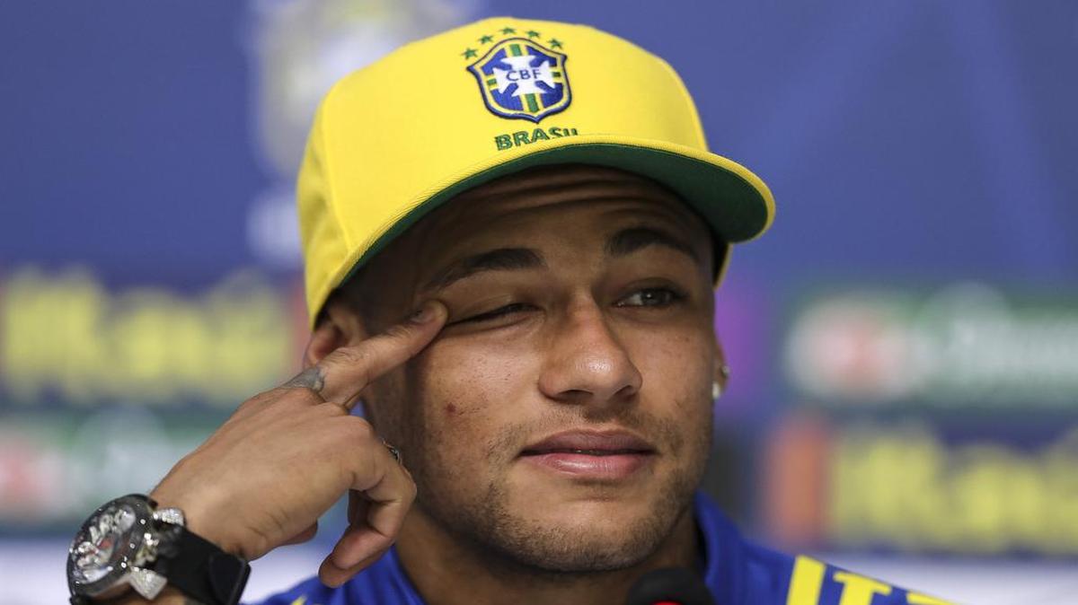 El jugador brasileño Neymar habla en rueda de prensa tras un entrenamiento de la selección olímpica de fútbol el martes 26 de julio de 2016, en la Granja Comary de Teresopolis, Brasil.