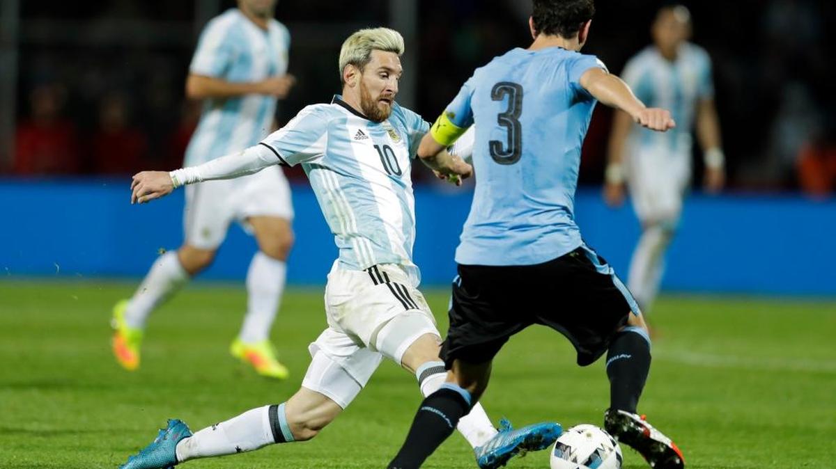 Lucha de capitanes entre Lionel Messi, por Argentina (izq.), y Diego Godín, por Uruguay, el 1 de septiembre en choque por la eliminatorias sudamericanas al Mundial 2018.