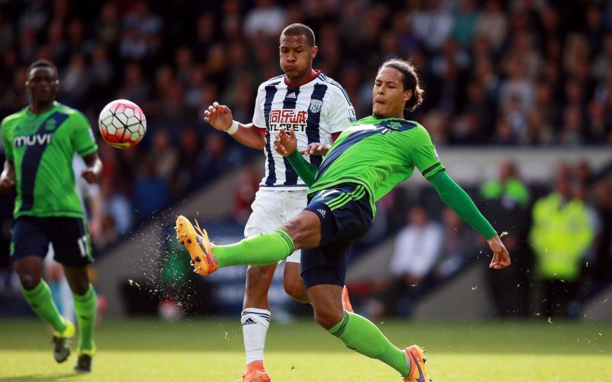 
El jugador venezolano del West Bromwich Albion Salomón Rondón (izq.) lucha por la pelota con Virgil van Dijk, del Southampton, en un partido de la liga inglesa el 12 de septiembre del 2015.
