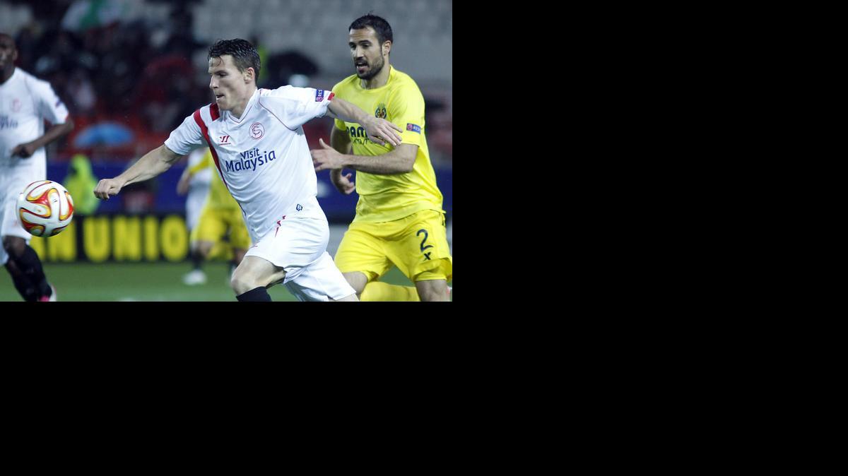 
El delantero francés del Sevilla, Kevin Gameiro, izq., se lleva el balón ante el defensa del Villarreal, Mario Gaspar, durante el partido de vuelta de octavos de final de la Liga Europa, que han disputado en el estadio Ramón Sánchez-Pizjuán.
