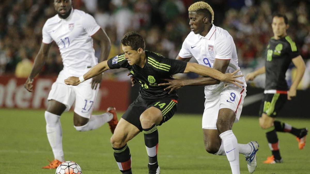 Javier Hernández, de México, enfrenta la marcación de Gyasi Zardes (9) y Jozy Altidore (17), de Estados Unidos, en el Rose Bowl, en Pasadena , California, el 10 de octubre del 2015.