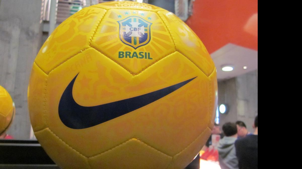 
Según el departamento de Justicia estadounidense (DoJ), sobornos y corrupción marcaron “la elección presidencial de la FIFA en 2011 y (…) acuerdos sobre patrocinio de la selección brasileña de fútbol por una gran compañía estadounidense de productos deportivos”. Nike no es citada de forma explícita por las autoridades estadounidenses pero es el sponsor oficial de la selección de fútbol brasileña.
