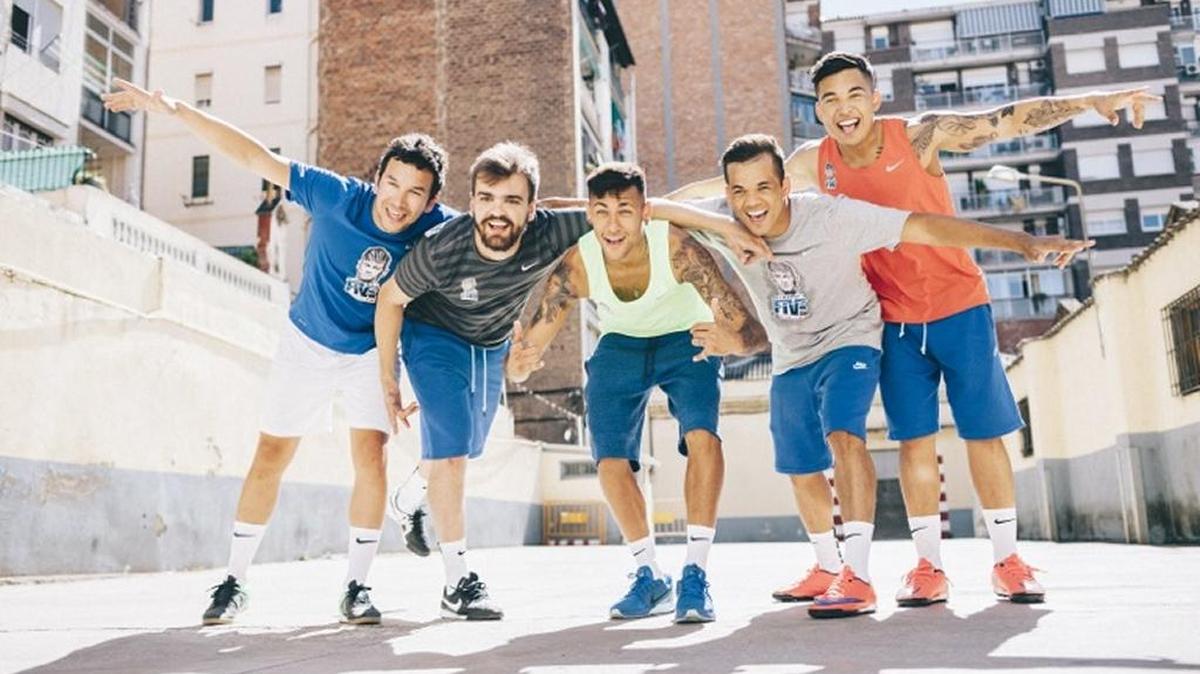 El astro Neymar (centro) con sus compañeros de equipo de fútbol callejero.
