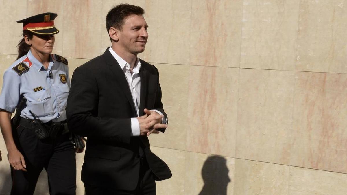 Esta foto de archivo tomada el 27 de septiembre 2013 muestra a Lionel Messi a su llegada a la corte en la ciudad costera de Gava cerca de Barcelona para hacer frente a los jueces en cargos de evasión de impuestos