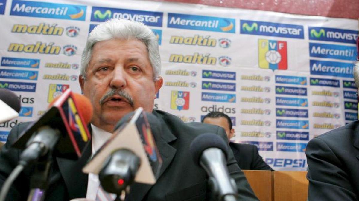 
 Fotografía de archivo tomada el 14 de noviembre de 2008 que muestra al presidente de la Federación de Fútbol de Venezuela, Rafael Esquivel (izq.) y al vicepresidente de la misma, Eugenio Figueredo  durante una rueda de prensa en Caracas, Venezuela. 
