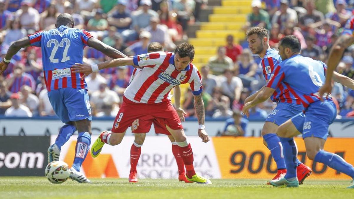 
El croata Mario Mandzukic, del Atlético de Madrid, disputa un bola contra el Levante, en el empate logrado el domingo en el estadio Ciutat de Valencia.
