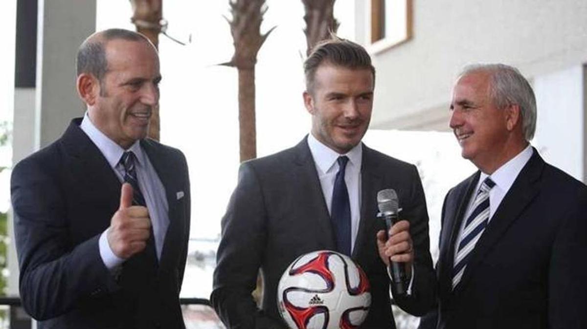 David Beckham (centro) junto al comisionado de la MLS Don Garber (izq.) y el alcalde de Miami Dade Carlos Giménez en el anuncio del equipo de fútbol de Miami de la MLS, en el Perez Art Museum el 5 de febrero del 2014.
