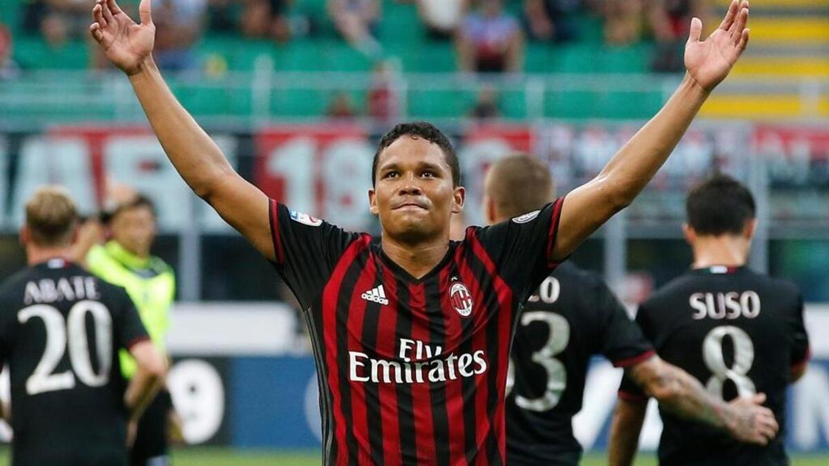 Carlos Bacca, del AC Milan, celebra su tercer gol contra el Torino en el estadio San Siro, en Milán, Italia, el domingo 21 de agosto del 2016, por la Liga Italiana.