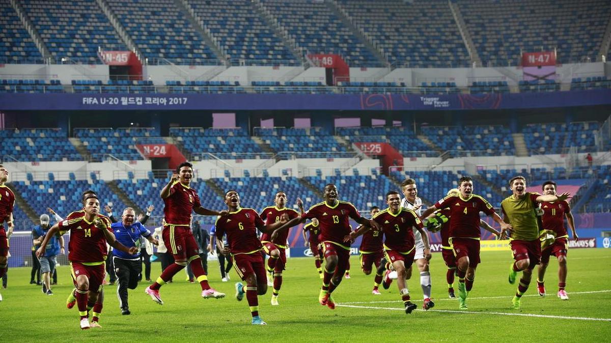 Los jugadores venezolanos celebran su victoria en la semifinal del Mundial Sub 20 disputada entre Uruguay y Venezuela en el Daejeon World Cup Stadium de Daejeon, Corea del Sur, el 8 de junio de 2017.