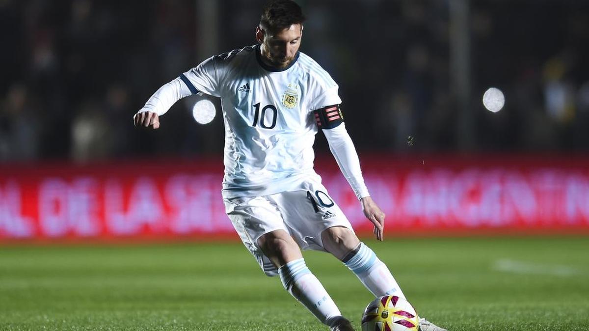 Lionel Messi lleva la pelota por Argentina en un partido amistoso ante Nicaragua, el 7 de mayo de 2019 en San Juan, Argentina.