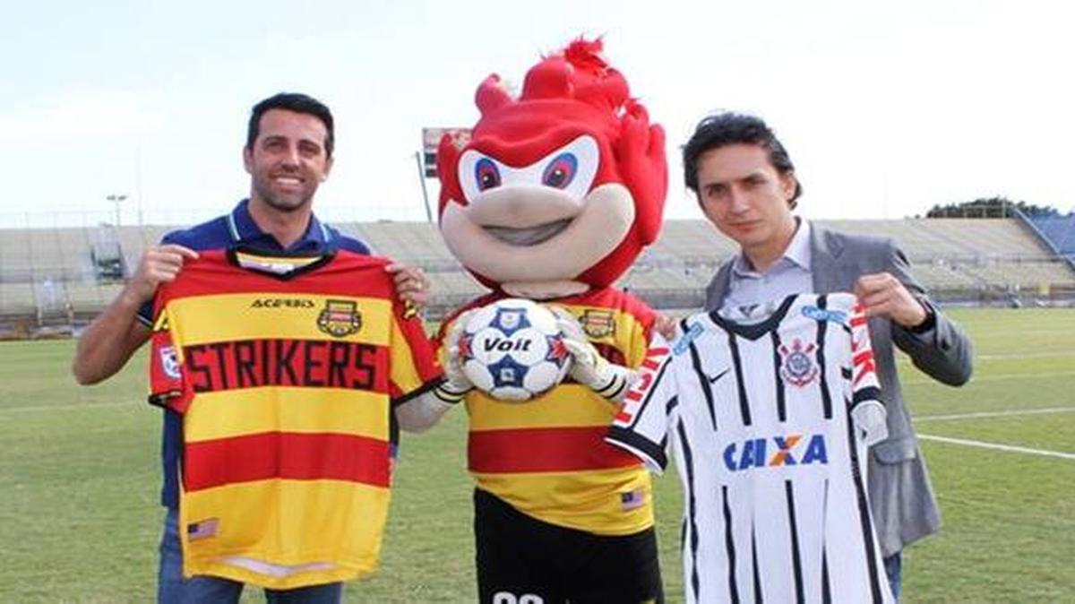 
Eduardo Gaspar (izq.), ejecutivo del Corinthians de Sao Paulo, la mascota de los Strikers y Ricardo Geromel.

