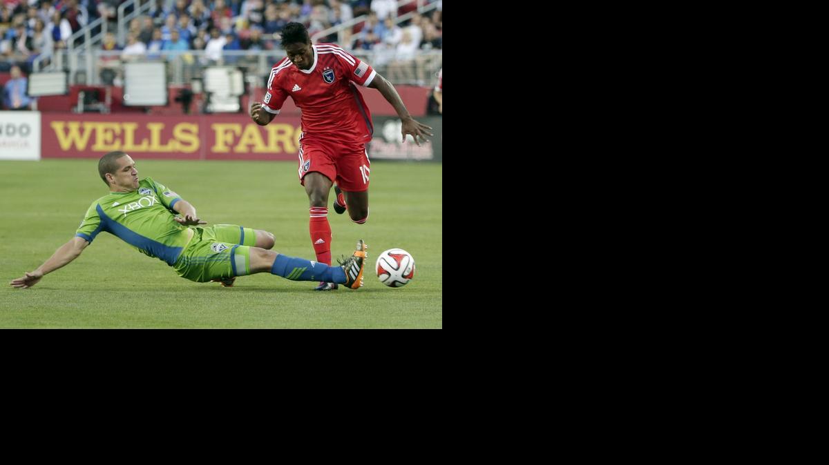 
El cubano del Sounders Osvaldo Alonso (izq.) le entra al jugador de San Jose Yannick Djalo, el 2 de agosto.


