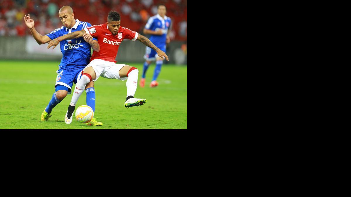 
El jugador de Internacional de Brasil Leo, der.,disputa el balón con Guzmán Pereira de Universidad de Chile, este jueves 26 de febrero de 2015, durante un partido de la Copa Libertadores celebrado en Porto Alegre (Brasil).
