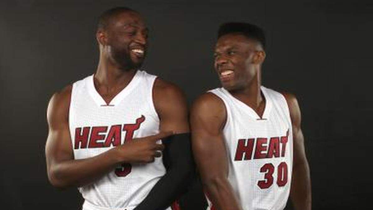 
Dwyane Wade y Norris Cole sonríen para una foto el viernes en el AmericanAirlines Arena.
