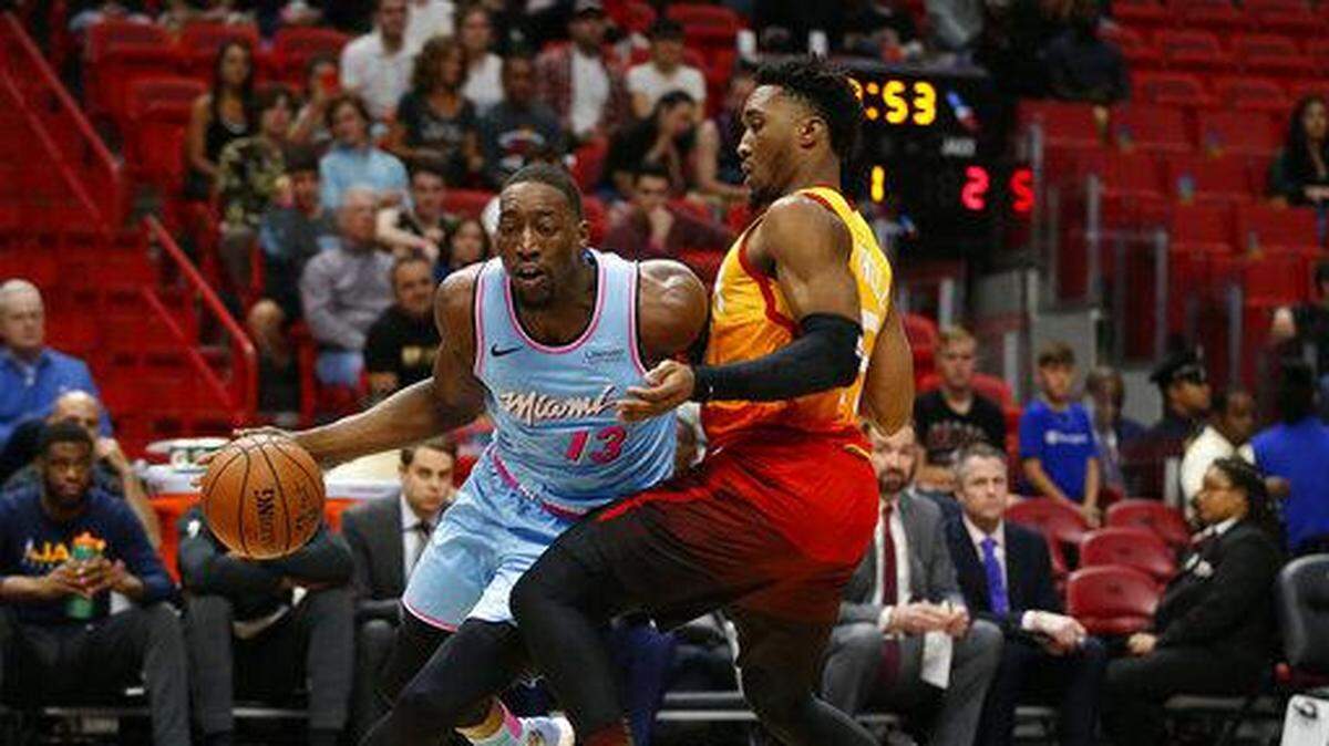 El centro del Heat Bam Adebayo (13) lleva el balón marcado por el escolta del Jazz Donovan Mitchell (45) este 23 de diciembre en Miami.