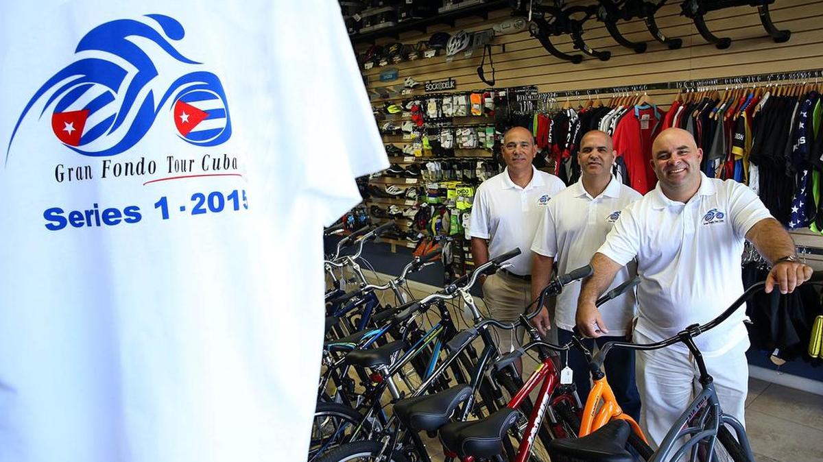
Elieser y Ezequiel Padrón junto a Carlos M. Morejon, dueños de la tienda Bike Masters Miami Shop, ubicada en Kendall, son los organizadores del Gran Fondo Tour Cuba, que se correrá en La Habana el próximo octubre.


