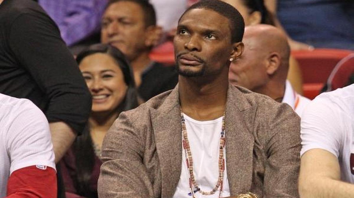 Chris Bosh mira un juego del Heat, en marzo pasado.