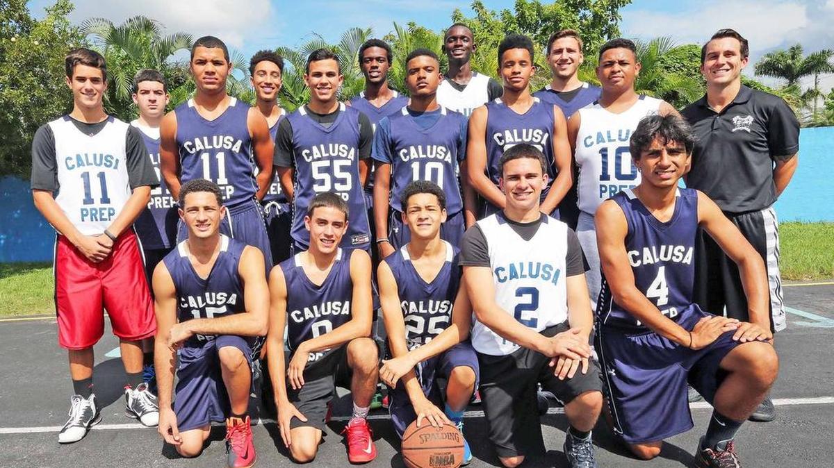 LOS JUGADORES del equipo Colts posan juntos durante un entrenamiento en Calusa Preparatory School, el pasado 29 de octubre del 2015.