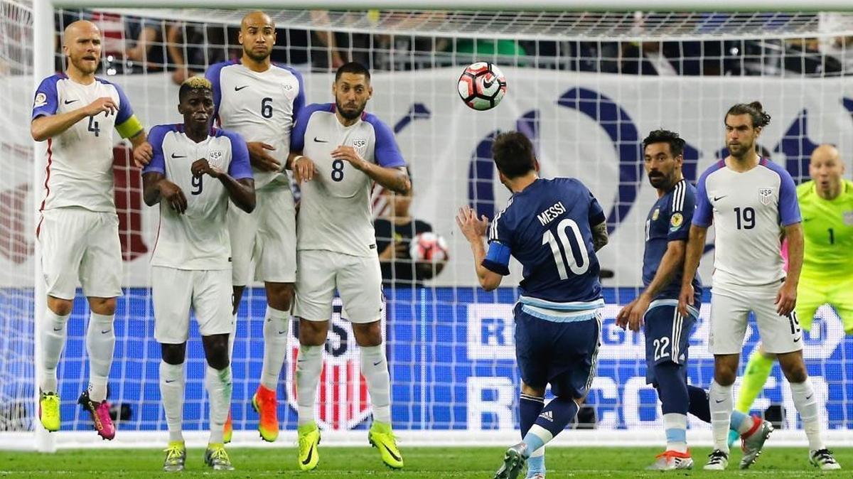 Lionel Messi patea la pelota que anotó de tiro libre por Argentina en el partido contra Estados Unidos, en la semifinal de la Copa América, el martes 21 de junio del 2016.