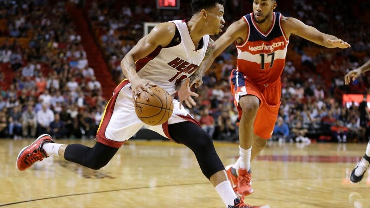 EL ESCOLTA del Miami Heat Gerald Green (14) avanza con la bola ante la presión de Garrett Temple de los Wizards de Washington, en partido del pasado 21 de octubre en la Arena American Airlines.