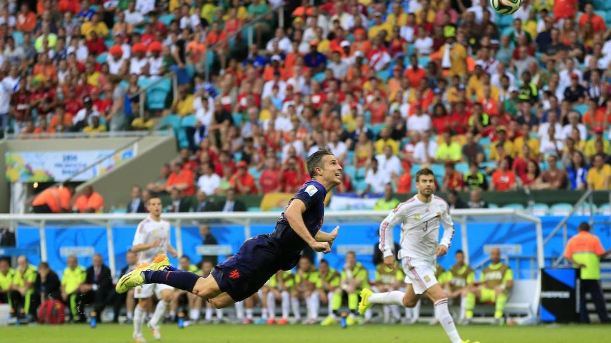 Robin van Persie anota para Holanda en el triunfo ante España, el 13 de junio del 2014 en el Mundial de Brasil.