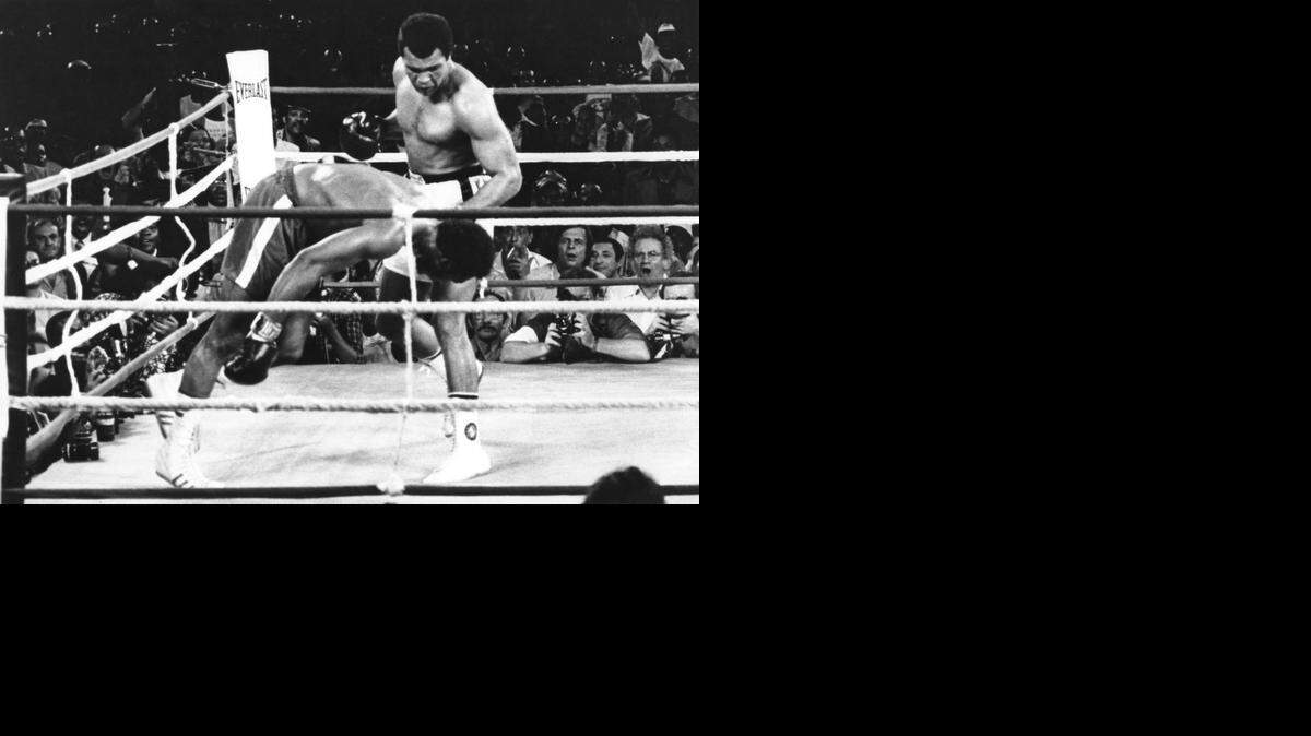 
Muhammad Ali cuando noquea a George Foreman, el 30 de octubre de 1974 en la famosa pelea Kinshasa, entonces Zaire.
