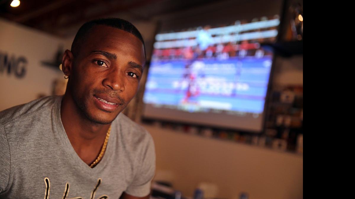 
EL CAMPEON de las 154 libras, Erislandy lara, estuvo en Miami para visitar a amigos y aficionados suyos.
