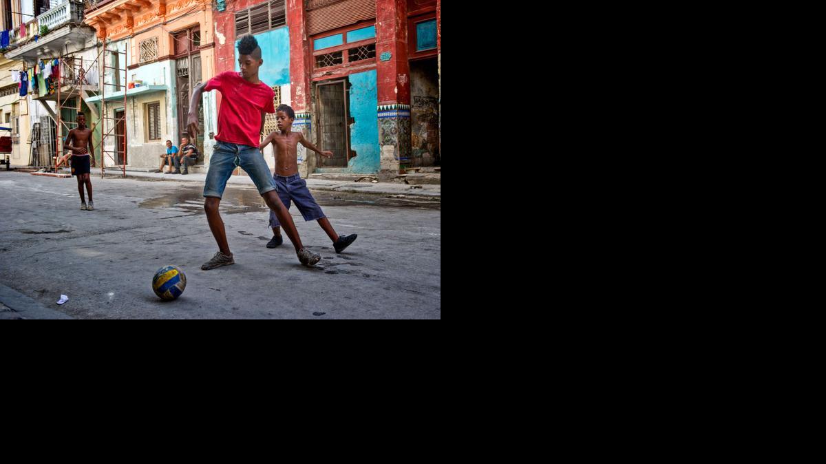 
Varios niños juegan al fútbol en una calle de un barrio de La Habana, en junio del 2014.


