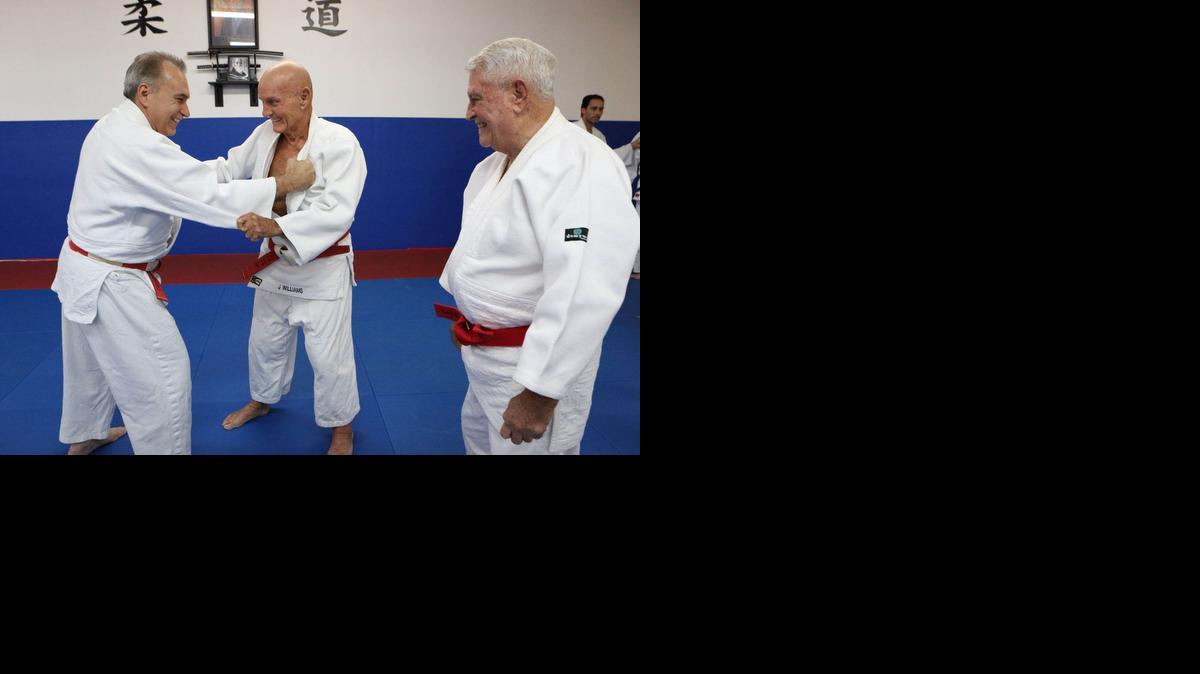 
Los maestros de judo Héctor Esteves y Jack Williams practican algunas técnicas mientras Luis Guardia observa, durante unas clases en Kolychkine Judo Foundation, en Miami, el miércoles 17 de septiembre.
