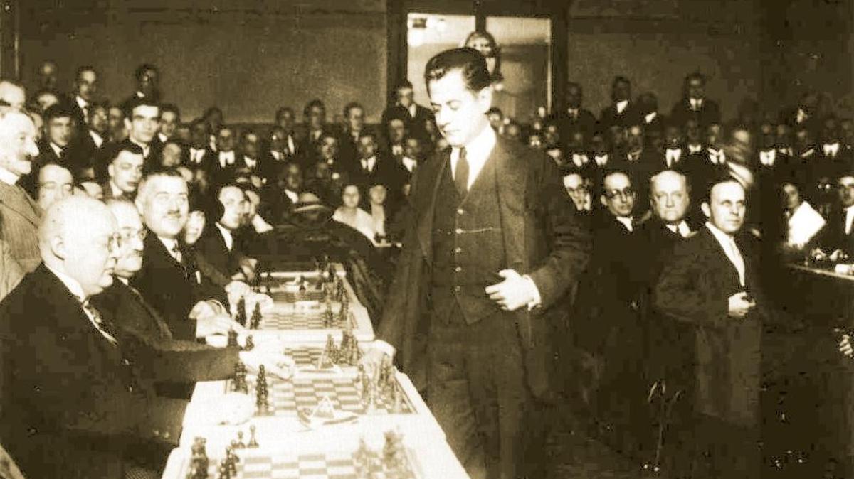 EL CAMPEÓN mundial de ajedrez José Raúl Capablanca durante una simultánea de ajedrez.