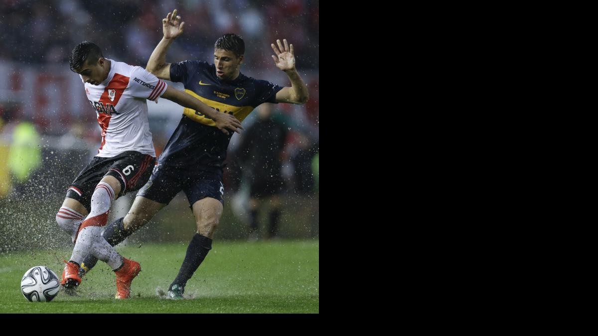 
Ramiro Funes Mori, de River Plate, controla el balón ante el jugador de Boca Juniors Jonathan Calleri.


