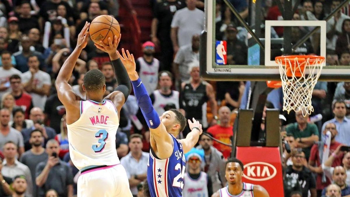 Dwyane Wade tira al aro y anota la canasta ganadora del juego ante los Sixers este martes en el American Airlines Arena.