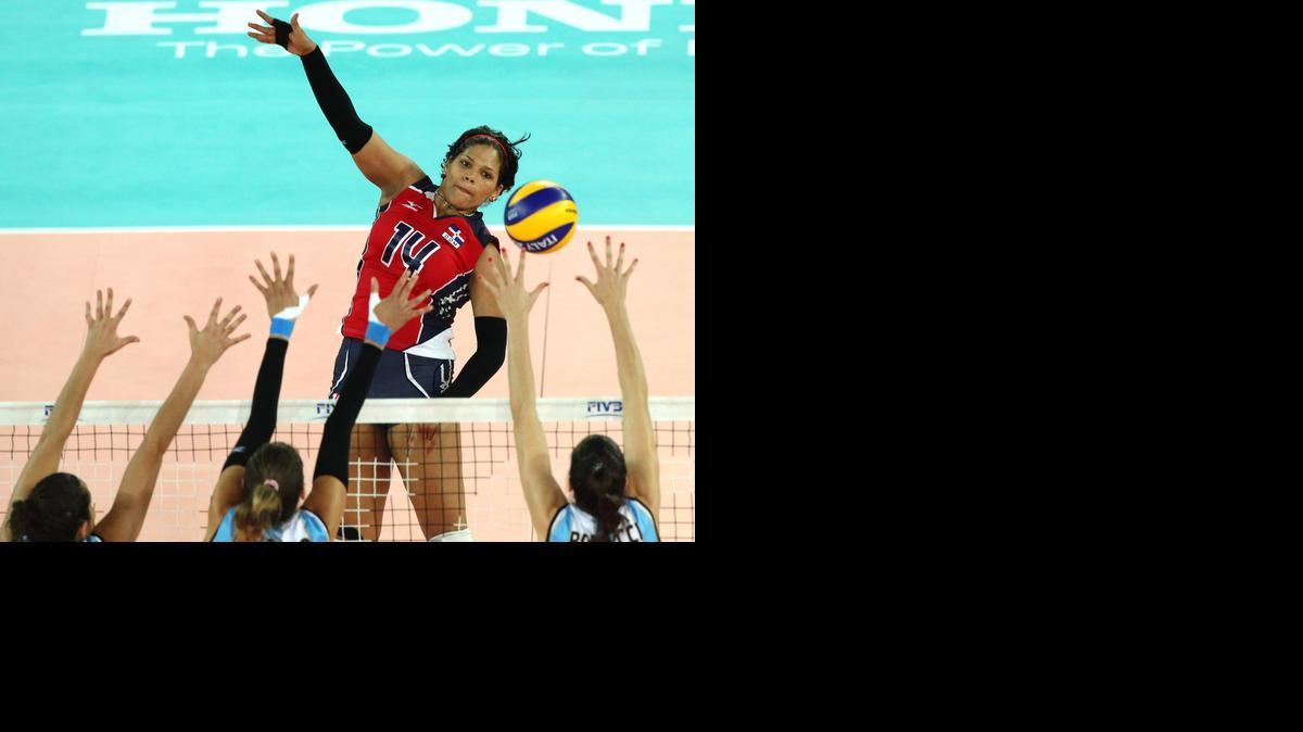 
La dominicana Brens Rivera remata el balón sobre el bloqueo de Argentina.


