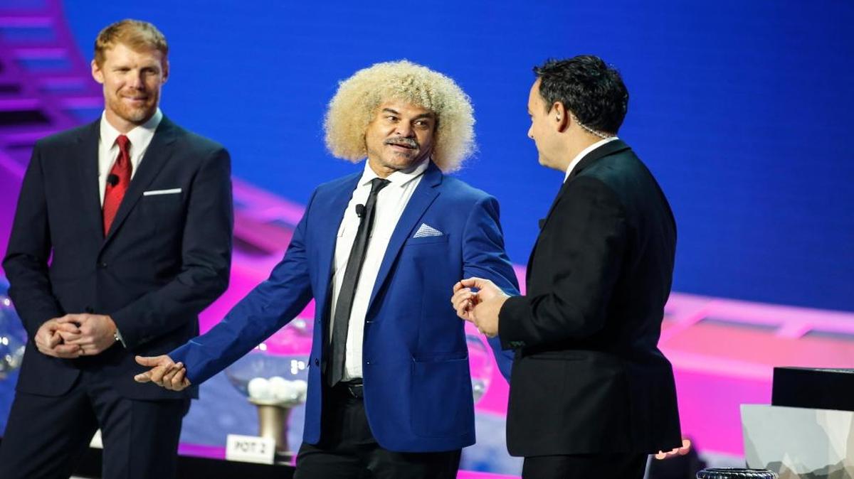El exfutbolista colombiano el "Pibe Valderrama" (c) se presenta en el sorteo oficial de la Copa América Centenario 2016 el omingo 21 de febrero de 2016, en el Hammerstein Ballroom en Nueva York (EE.UU.). El torneo, con 32 partidos, comenzará el 3 de junio próximo y se prolongará hasta el 26 de ese mes, desplegado por diez ciudades de los cuatro puntos cardinales de Estados Unidos en un intento por fomentar una afición que cada día crece más en el país.
