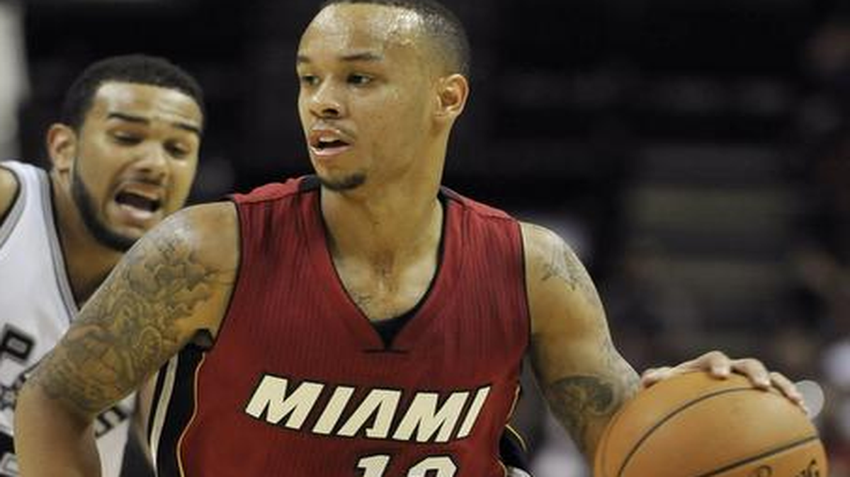 
El novato armador del Heat Shabazz Napier (#13) lleva el balón, perseguido por Cory Joseph, de los Spurs, el 18 de octubre.


