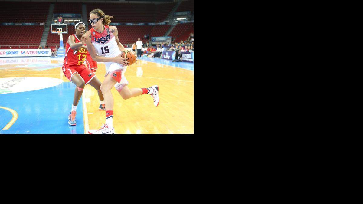 
La estrella de Estados Unidos Brittney Griner #15 penetra al aro marcada por Luisa Tomas, de Angola.


