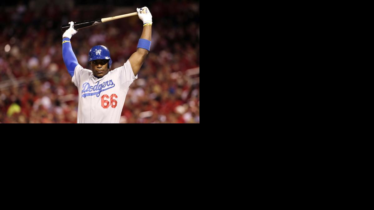 
El jardinero cubano de los Dodgers Yasiel Puig se prepara para batear en el tercer juego de playoffs ante losCardenales el 6 de octubre en San Luis.


