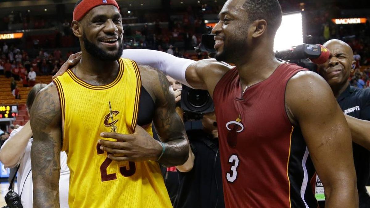 El astro de los Cavaliers LeBron James (23) y Dwyane Wade (3), con el Heat, bromean al terminar el Juego de Navidad en el 2014.