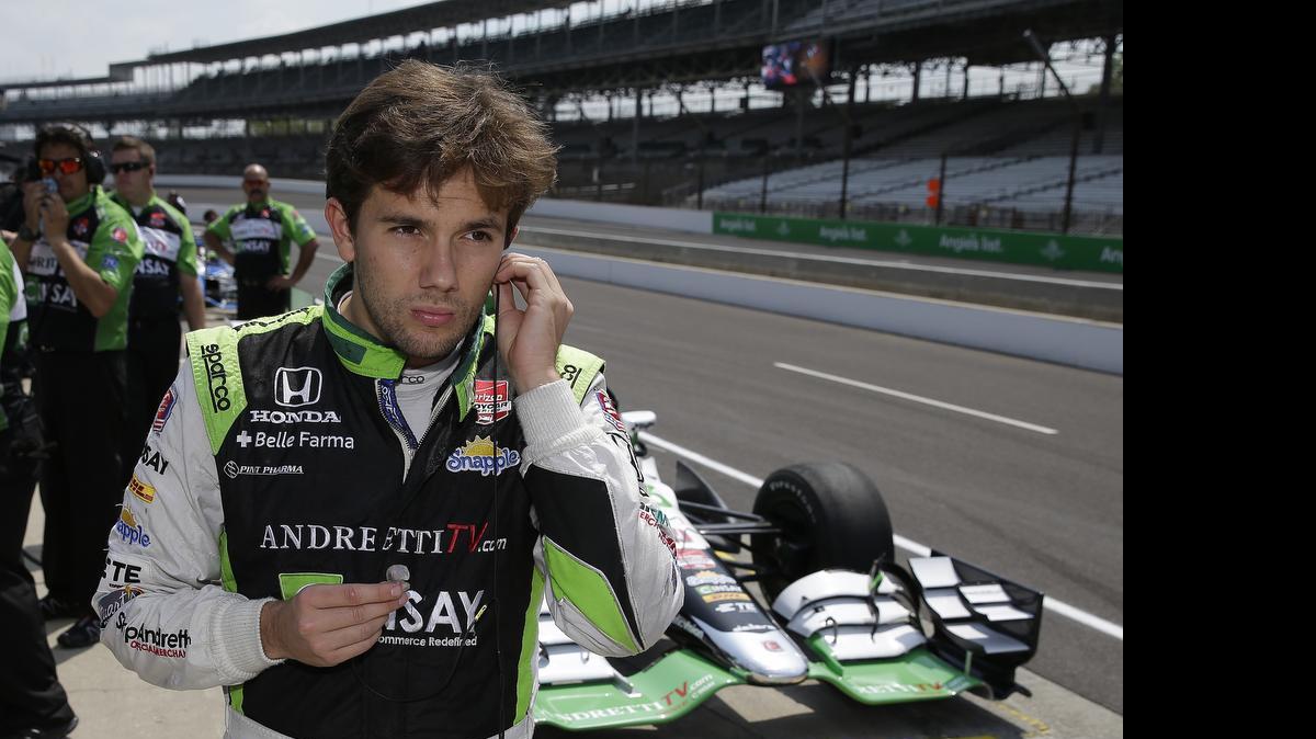 
El colombiano Carlos Muñoz se alista para una práctica en el autódromo el jueves 7 de mayo del 2015 con miras a las 500 Millas de Indianápolis.
